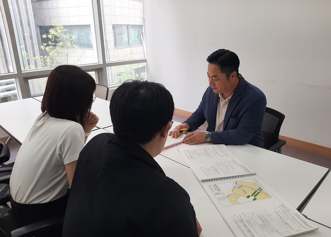 광명시가개발·재건축 등 정비사업에 대한 주민들의 궁금증을 해소하고 맞춤형 상담을 지원하기 위해 ‘정비사업 상담창구’를 운영한다. (사진=광명시 제공)