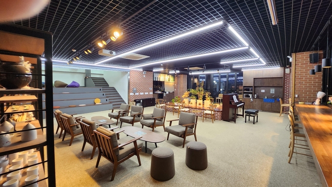 한국도예고등학교 1층 다온카페. (사진=한국도예고등학교 제공)