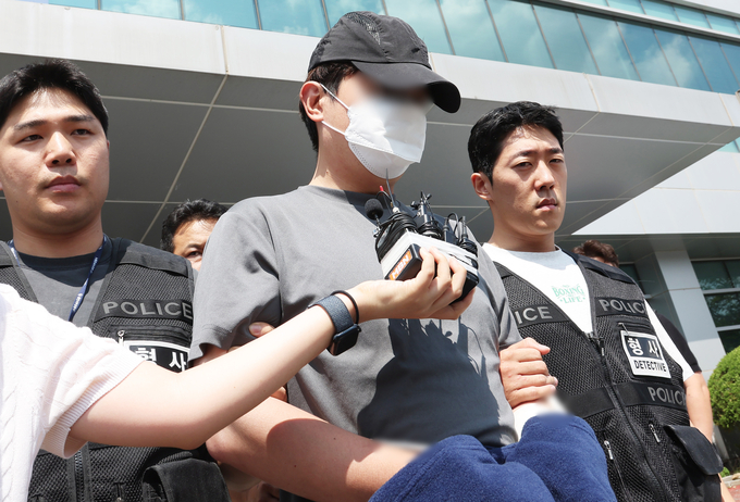  용인의 한 오피스텔 지하주차장에서 지인 여성을 흉기로 찔러 살해한 뒤 도망친 30대 남성 A씨가 지난 24일 구속 전 피의자 심문(영장실질심사)에 출석하고 있다. A씨는 이날 구속됐다. (사진=연합뉴스)