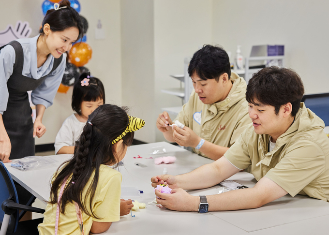 7월 22일 스타필드 안성에서 진행된 ‘2025 스타필드 플레이’에서 지역 아이들과 별꿈서포터즈들이 클래스콕 활동을 체험하고 있다. (사진=신세계프라퍼티 제공)