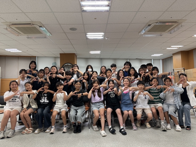 김포서가 관내 청소년을 위한 시립 합창단과 좋은말 예쁜말 음원 발표에서 기념사진을 찍고 있다. (사진=김포경찰서 제공)