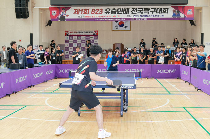전 국가대표 서효원 선수가 ‘제1회 823 유승민배 전국탁구대회’에서 참가 선수와 시범경기를 펼치고 있다. (사진=군포시 제공)