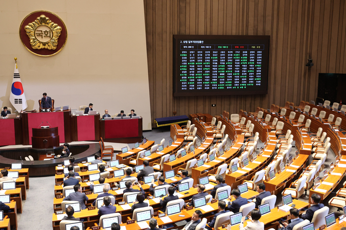 25일 국회 본회의에서 국민의힘이 불참한 가운데 '더 센' 2차 상법 개정안이 여당 주도로 통과되고 있다. (사진=연합뉴스)