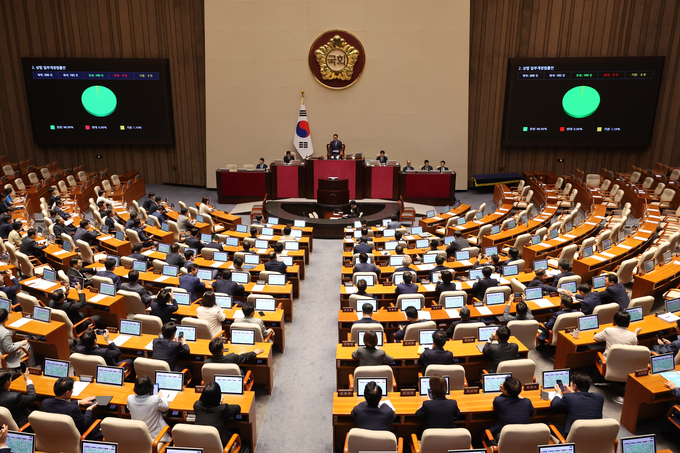 25일 국회 본회의에서 국민의힘이 불참한 가운데 '더 센' 2차 상법 개정안이 여당 주도로 통과되고 있다. (사진=연합뉴스)