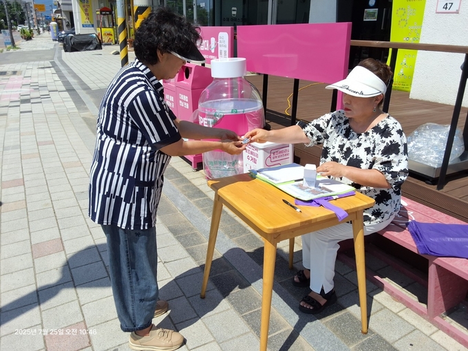 용담1리 자원순환마을이 '투명 페트병.폐건전지 수거 캠페인'을 전개하고 있다. (사진=양평군 제공)