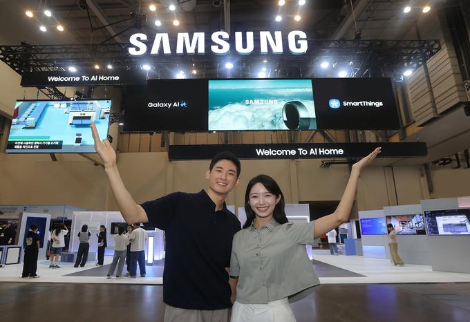 삼성전자 모델이 '기후산업국제박람회(WCE) 2025' 삼성전자 전시관을 소개하고 있다. (사진=삼성전자 제공)