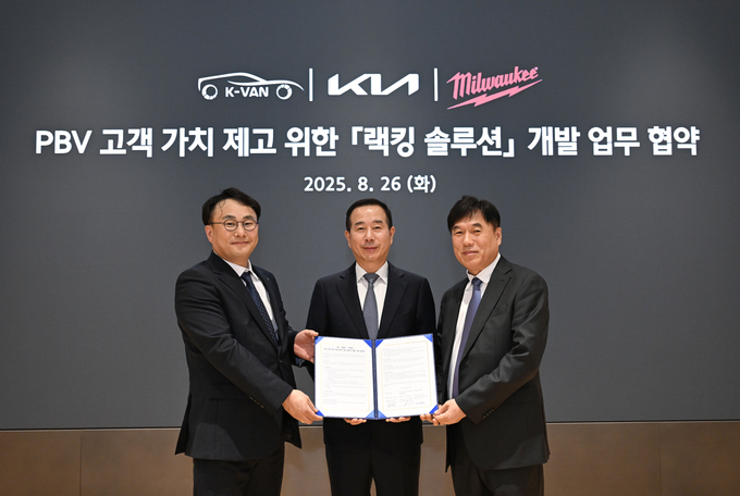 (왼쪽부터) 정의근 케이밴 대표이사, 정원정 기아 국내사업본부장 부사장, 박용범 밀워키 코리아 대표이사 (사진=기아 제공)