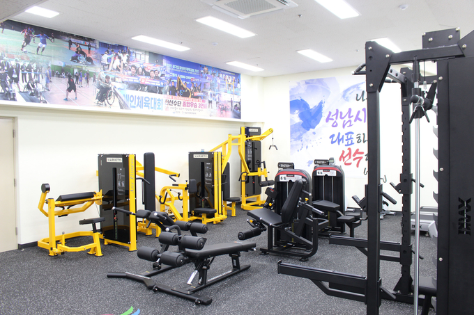성남시 분당구 야탑동 탄천종합운동장 주경기장 지하 1층에 설치한 장애인 전용 체력단련장. (사진=성남시 제공)
