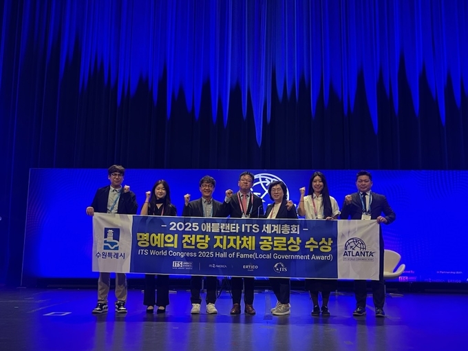 김현수 수원시 제1부시장(왼쪽 4번째)과 수원시 관계자들이 수상 후기념촬영을 하고 있다. (사진=수원시 제공)