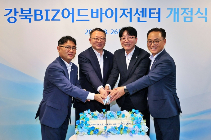 지난 26일 LG서울역빌딩에서 열린 '강북BIZ어드바이저센터' 개점식에 (왼쪽부터) 박종화 강북BIZ어드바이저센터 RM지점장, 정진완 은행장, 김동성 강북BIZ어드바이저센터장, 배연수 우리은행 기업그룹장이 참석해 기념촬영을 하고 있다. (사진=우리은행 제공)