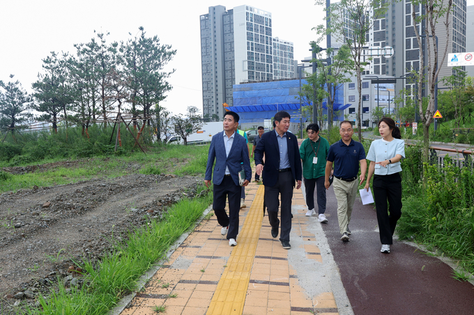 오산시의회 성길용, 전예슬 의원과 조용호 경기도의원이직접 학교 현장을 찾아 공정 현황과 안전 대책을 면밀히 살피고 있다. (사진=오산시의회 제공)