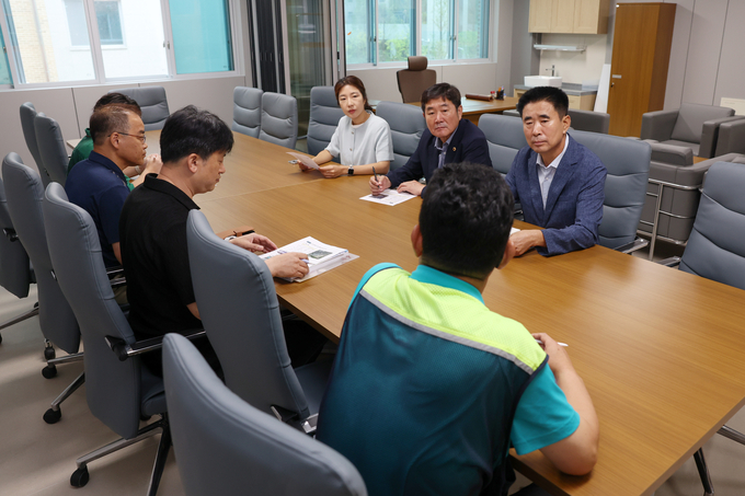 오산시의회 성길용·전예슬과 조용호 경기도의원이 오는 9월1일에 개교되는 마루초를 방문해 안전 현장 점검에 나섰다. (사진=오산시의회 제공)