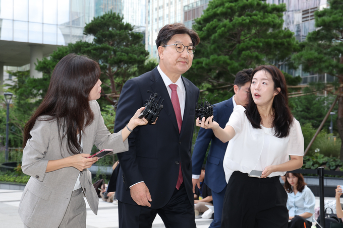  통일교 청탁 의혹을 받는 국민의힘 권성동 의원이 27일 서울 종로구 KT광화문빌딩에 마련된 김건희 여사 관련 의혹을 수사하는 민중기 특별검사팀 사무실에 피의자 신분으로 출석하고 있다. (사진=연합뉴스)