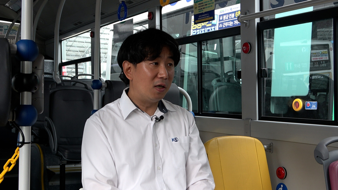 수원 시내버스를 운행하는 이민용 기사가 경기도 수원에 위치한 동부차고지 안 19번 버스 내부에서 자신이 겪은 일에 대해 억울함을 토로하고 있다. (사진=임혜림 기자)