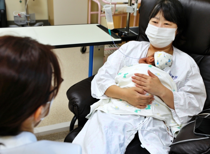 인하대병원 지역모자의료센터에서 산모·신생아가 캥거루 케어를 받고 있다. ( 사진 = 인하대병원 제공 )