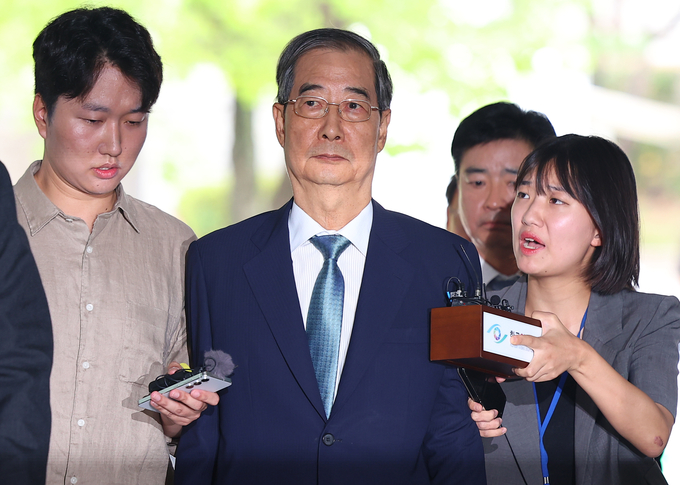  윤석열 전 대통령의 내란 행위 방조 혐의를 받는 한덕수 전 국무총리가 27일 구속 전 피의자 심문(영장실질심사)을 위해 서울 서초구 서울중앙지법에 출석하고 있다. (사진=연합뉴스)