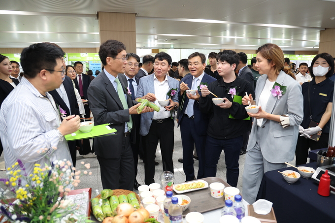 지난 7월 15일 한국도로공사 본사에서 함진규 도공 사장(왼쪽 두 번째)이 심사위원단과 함께 휴게소 시그니처 음식을 시식하고 있다. (사진=도공 제공)