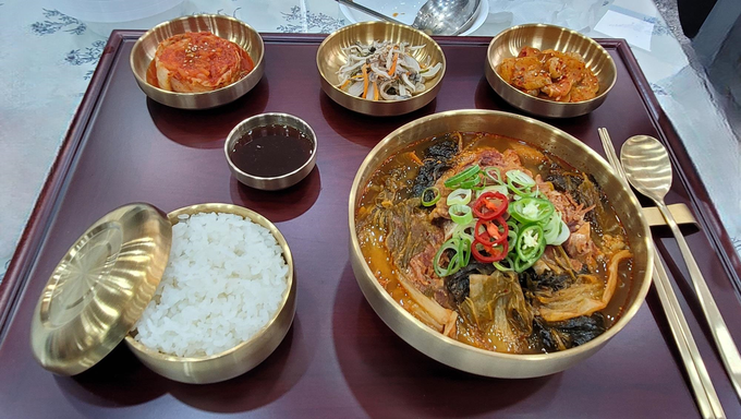 죽전(서울)휴게소의 ‘용인 성산한돈 뼈해장국’, 국산 한돈 중에서도 용인이 자랑하는 성산 포크만 사용하고, 정성껏 우려낸 진한 국물에 속까지 든든해지는 뼈해장국 한 그릇과 용인 순지오이지, 원삼느타리 버섯무침을 함께 제공하는 죽전휴게소 대표 메뉴 (사진=도공 제공)