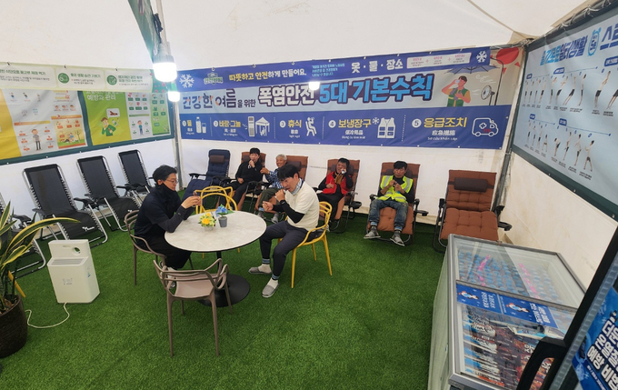 롯데건설 현장의 근로자들이 냉방장치와 차가운 음료, 빙과류가 마련된 휴게공간에서 휴식 중이다. (사진=롯데건설 제공)