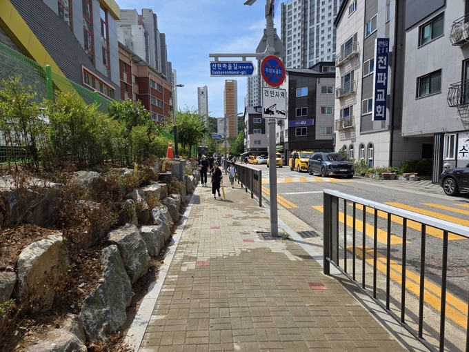 시흥시는 산현초등학교 인근의 좁은 보도를 확장ㆍ정비하는 ‘산현초등학교 인근 보도 확장공사’를 완료했다. (사진=시흥시 제공)