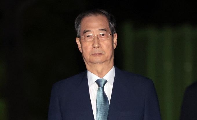 윤석열 전 대통령의 내란 방조 및 위증 등 혐의를 받는 한덕수 전 국무총리가 지난 27일 구속영장이 기각돼 의왕 서울구치소를 나서고 있다. (사진=연합뉴스)