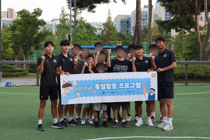 지난 21일 수원남자단기청소년쉼터가 아이들과 수원FC 퓨처스 소속 선수 4명이 함께하고 있다. (사진=수원시청소년청년재단 제공)