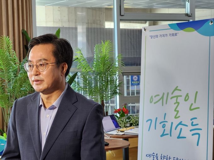김동연 경기도지사가 지난 2023년 7월 20일 오전 경기도청 1층에서 예술인 기회소득 최초 수혜자들과 간담회를 가진 뒤 기자들의 질문에 답하고 있다. (사진=이유림 기자)