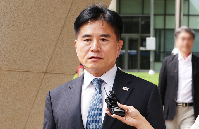  28일 이병진 더불어민주당 의원이 수원고등법원에서 열린 항소심 선고공판을 마치고 나오고 있다. (사진=연합뉴스)