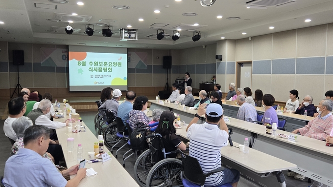 28일 수원보훈요양원이 입소 어르신과 보호자, 직원 등이 함께하는 식사 품평회를 진행하고 있다. (사진=수원보훈요양원 제공)