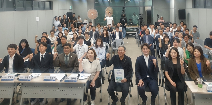 28일 오전 11시 용인미르스타디움에서 열린 ‘2025 경기도 정책토론회’에서 전자영(민주·용인4) 경기도의원과 박문성 축구해설위원, 임현수(민주·라선거구) 용인시의원, 홍재민 축구전문 기자, 임민혁 전 축구선수, 손명수(민주·용인을) 국회의원, 황대호(민주·수원3) 경기도의회 문화체육관광위원장 등이 기념촬영을 하고 있다. (사진=나규항 기자)