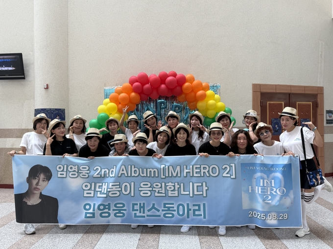 28일 임영웅 댄스동아리가 대한적십자사 경기도지사에 기부금을 전달한 후 기념촬영을 하고 있다. (사진=대한적십자사 경기도지사 제공)