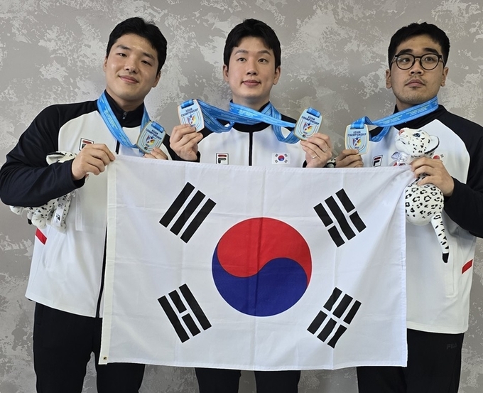 27일(현지시간) 카자흐스탄 심켄트에서 열린 '제16회 아시아사격선수권대회' 남자일반부 25m 속사권총 단체전에서 금메달을 합작한 (왼쪽부터) 윤서영, 이재균, 홍석진이 기념사진을 찍고 있다. (사진=대한사격연맹 제공)