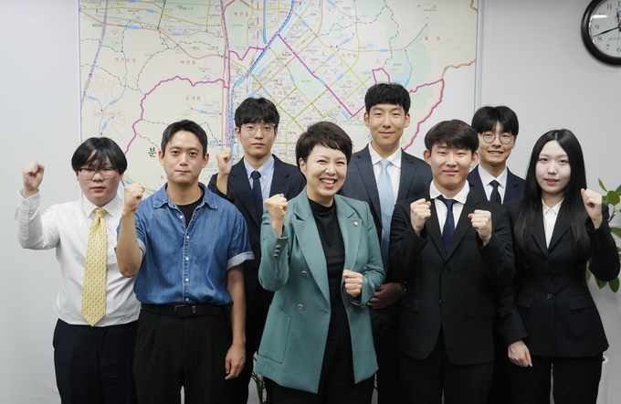김은혜(국힘·성남분당을) 의원이 분당 지역 명예보좌관 1기(강나영, 권지민, 신준규, 이준수, 이준용, 전강선, 최윤성) 학생들과 화이팅을 외치고 있다. (사진=의원실 제공)