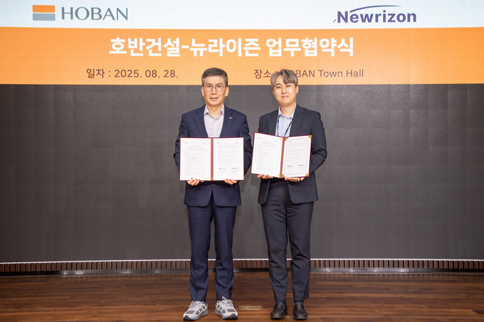 호반건설이 뉴라이즌과 ‘친환경 기술협력 업무협약’을 체결한 후 기념 촬영을 하고 있다. 사진은 (왼쪽부터) 문갑 호반건설 경영부문대표, 이승욱 뉴라이즌 대표. (사진=호반건설 제공)