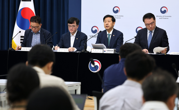 구윤철 부총리 겸 기획재정부 장관(오른쪽 두 번째)이 지난 28일 정부세종청사 중앙동 공용브리핑실에서 2026년도 예산안에 관해 설명하고 있다. 오른쪽부터 유병서 예산실장, 구 부총리, 임기근 2차관, 안상열 재정관리관. (사진=연합뉴스)