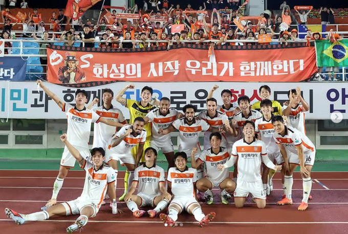 30일 안산와스타디움에서 진행된 하나은행 K리그2 2025 27라운드 화성FC와 안산 그리너스의 경기. 승리한 화성FC 선수들이 기념사진을 찍고 있다. (사진=화성FC SNS 갈무리)