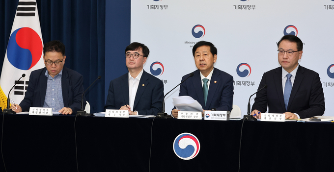 구윤철 부총리 겸 기획재정부 장관(오른쪽 두번째)이 지난 28일 정부세종청사 중앙동 공용브리핑실에서 2026년도 예산안에 관해 설명하고 있다. 오른쪽부터 유병서 예산실장, 구 부총리, 임기근 2차관, 안상열 재정관리관. (사진=연합뉴스)