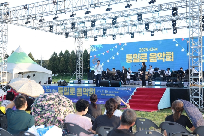 지난 30일 고양시 공릉천 문화체육공원 특설무대에서 열린 ‘제26회 통일로 음악회’에 참석한 이동환 시장이 인사말을 하고 있다. (사진=고양시 제공)<br>
