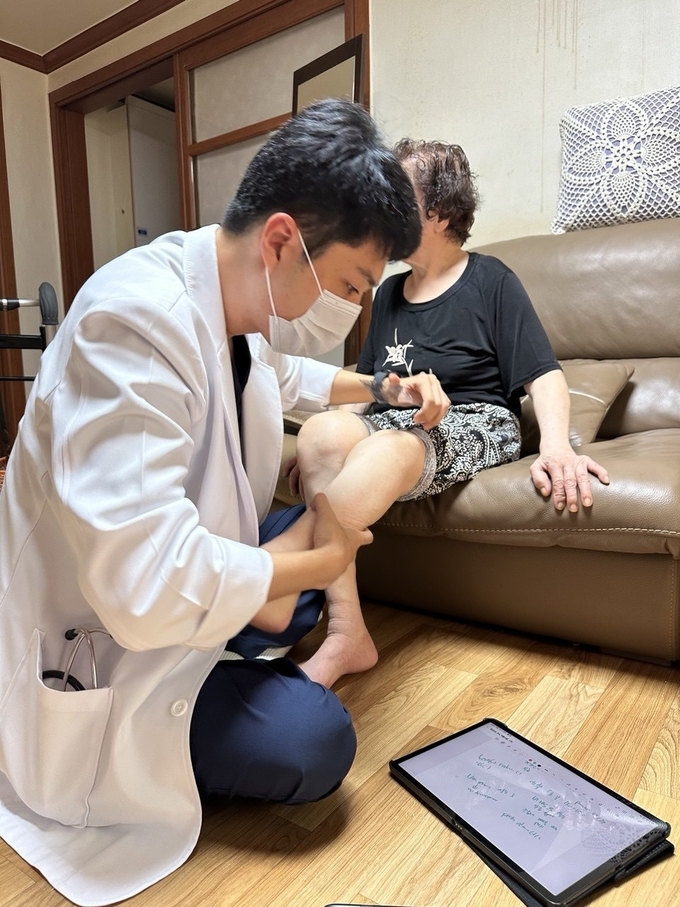 시흥시 병원 방문이 어려운 어르신들을 위해 ‘찾아가는 돌봄의료센터’ 사업을 운영 중이다. (사진=시흥시 제공)