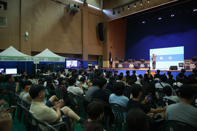 주광덕 남양주시장이 ‘청소년 e스포츠 페스티벌 : 우리가(家) E챌린지’ 에 참석,인사말을 하고 있다. (사진=남양주시 제공)