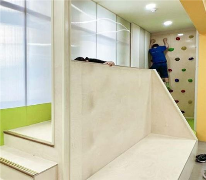  벽면에 클라이밍 존이 설치된 양주 상패초등학교 복도. (사진=경기도교육청 제공)
