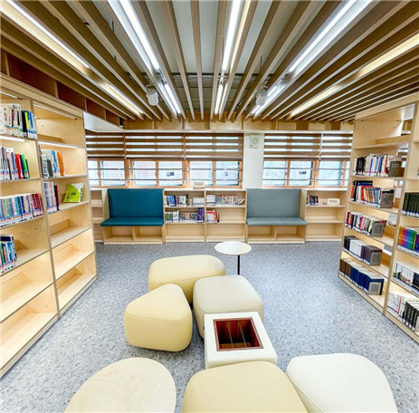  독서와 휴식을 함께 즐길 수 있도록 설계된 안양 양명여자고등학교 은빛도서관. (사진=경기도교육청 제공)