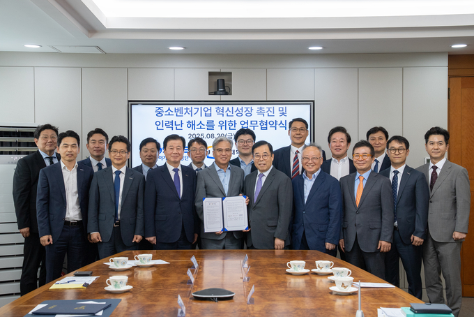 경기대학교, 중소벤처기업진흥공단, 한국생산성본부가 중소기업 맞춤형 인재 양성을 위한 업무협약(MOU)을 체결하고 있다.. (사진=경기대 제공)