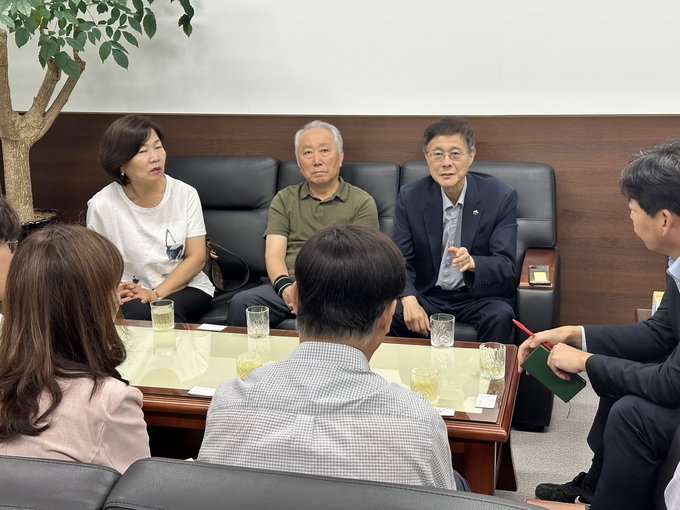 이명규 의원과 지역단체 관게자들이 인천시설공단을 찾아가 문제 해결을 촉구하고 있다. ( 사진 = 인천시설공단 제공 )