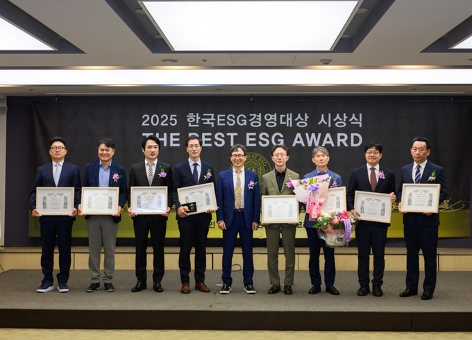 지난 30일 서울 프레스센터에서 ‘제3회 한국ESG경영대상 THE BEST ESG’ 시상식이 진행됐다. 사진은 대상 수상자들. (사진=한국ESG위원회 제공)