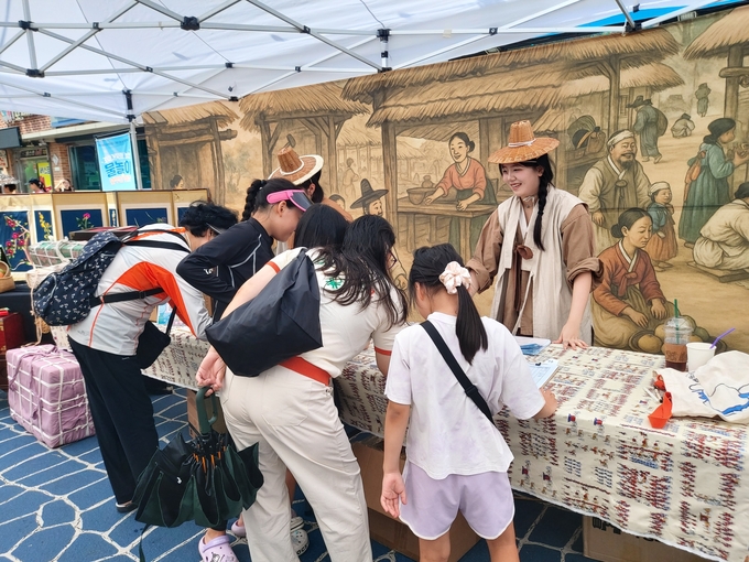 지난 30일 수원시가 장안문거북시장에서 '꼬마거북이 놀장·보부상마켓'을 개최했다 (사진=수원시 제공)