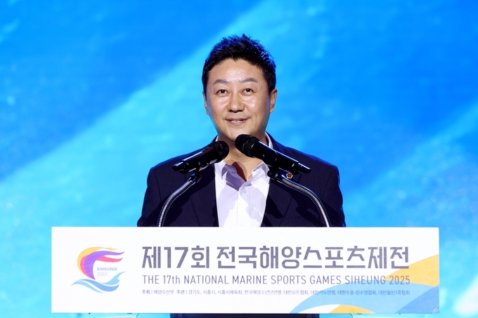 김진경 경기도의회 의장이 지난 30일 시흥 거북섬 해안데크에서 열린 ‘제17회 전국해양스포츠 제전’ 개회식에서 축사를 하고 있다. (사진=경기도의회 제공)