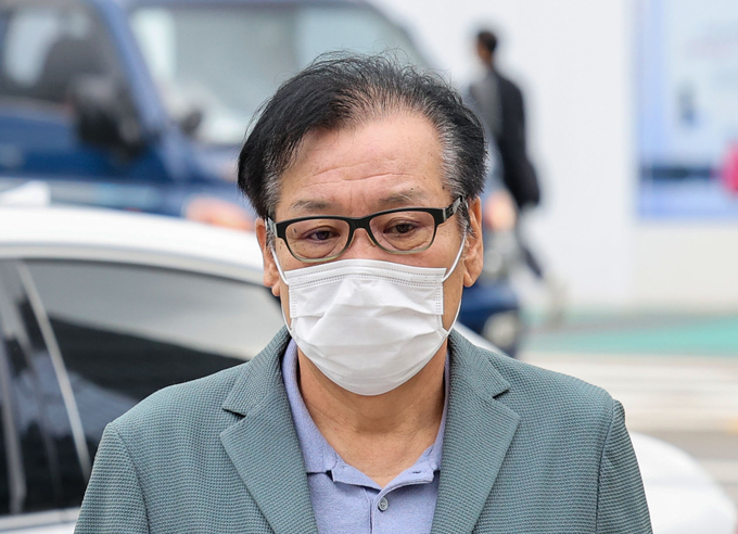  지난 21일 건진법사 전성배 씨가 민중기 특별검사팀 사무실이 마련된 서울 종로구 KT 광화문빌딩 웨스트에서 대기하기 위해 출석하고 있다. (사진=연합뉴스)