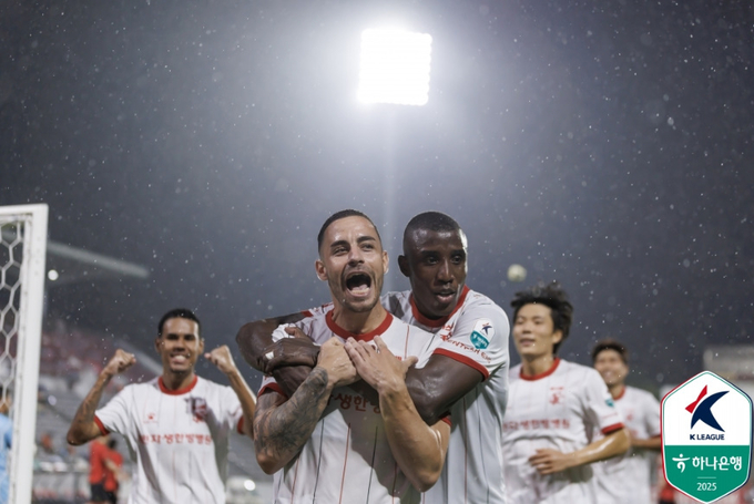 31일 창원축구센터에서 열린 하나은행 K리그2 2025 27라운드 부천FC1995와 경남FC의 경기. 부천 바사니가 페널티킥 골을 넣은 뒤 동료들과 기뻐하고 있다. (사진=한국프로축구연맹 제공)