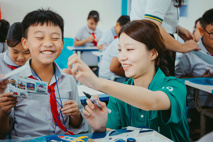 지난 29일 하나금융그룹은 명동사옥에서 「제19기 스마트(SMART) 홍보대사」 해단식을 개최했다. 해단식에 앞서 스마트 홍보대사들이 지난주 베트남 하노이 Tu Cuong Primary School(뜨 끄엉 초등학교)에서 취약계층 아동을 위한 교육봉사를 실시하고 있다. (사진=하나금융그룹 제공)